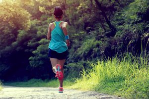 Beim Joggen kannst Du nicht nur Deine Seele baumeln lassen, sondern auch super Kalorien verbrennen. Beim Joggen kannst Du nicht nur Deine Seele baumeln lassen, sondern auch super Kalorien verbrennen.
