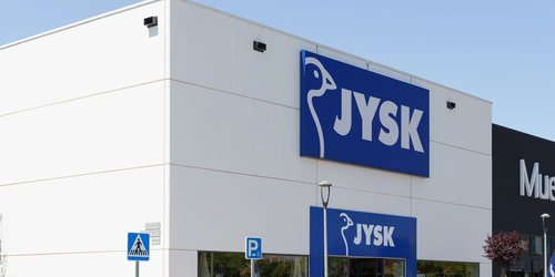 Unglaublich günstig: Diese 7-Euro-Tagesdecke von Jysk ist ein Must-have