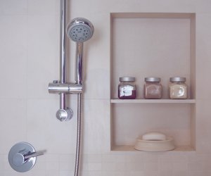 Dusche reinigen: Mit diesen einfachen Mitteln wird alles strahlend sauber