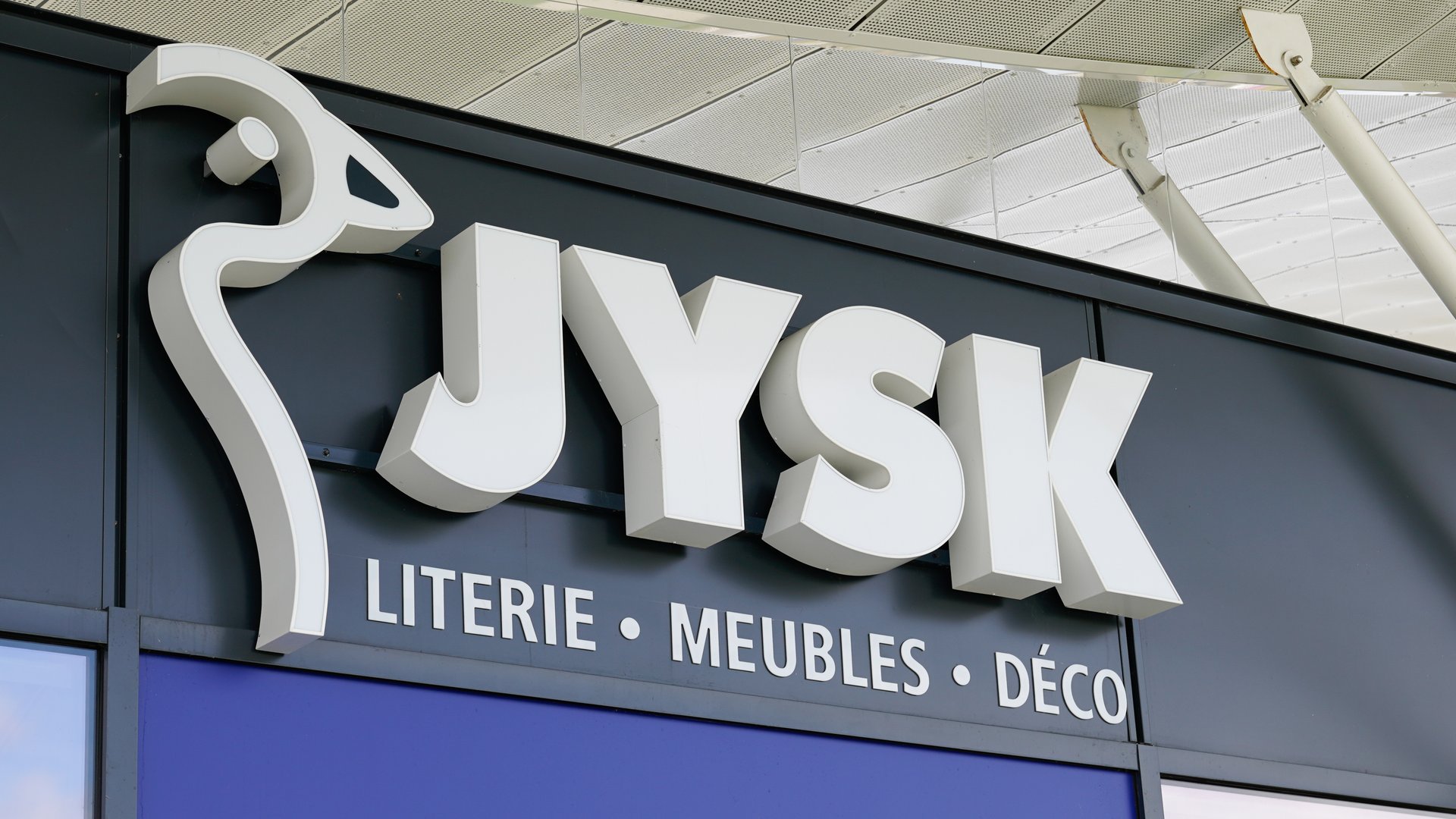 Mit-dem-Jysk-Sockel-im-schlichten-Design-wird-deine-Terrasse-zum-Blickfang