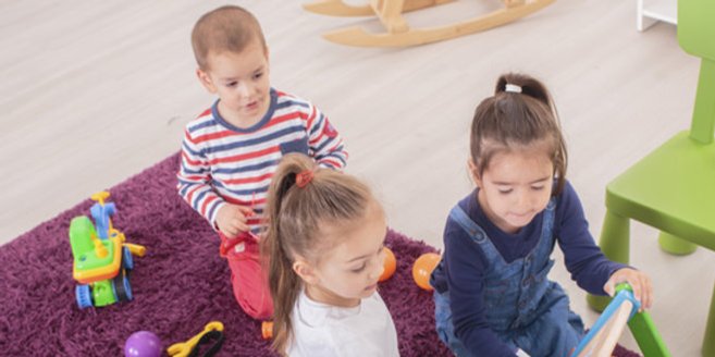 Kinderspiele für drinnen: Kinder spielen zusammen Kinderspiele für drinnen: Kinder spielen zusammen