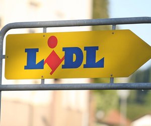 Praktisch und stylisch: Der Beistellwagen mit Edelstahlplatte von Lidl ist ein Hit für Grill-Liebhaber
