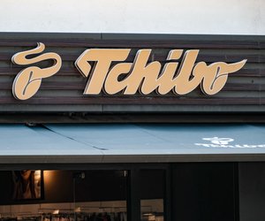 Du brauchst Stauraum, hast aber nicht viel Platz? Tchibo hat den perfekten 4-in-1-Pouf