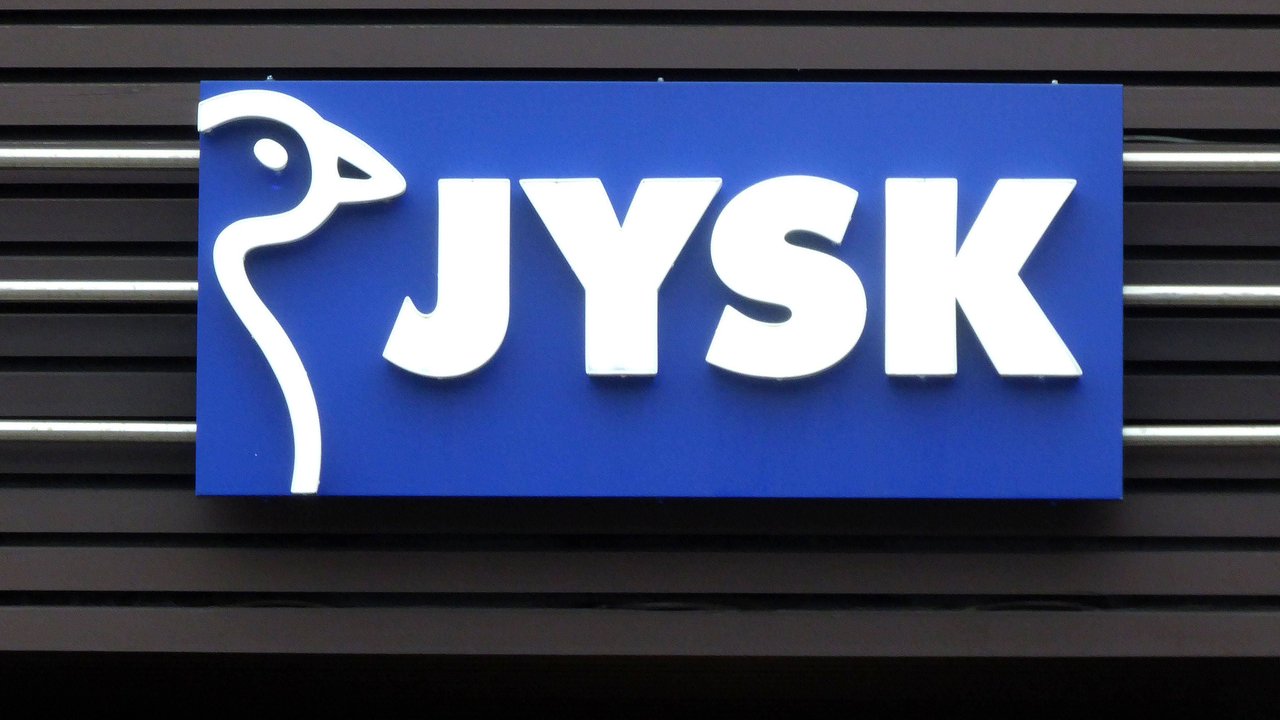 Jysk Werbeschild an einer Filiale der Möbelkette.