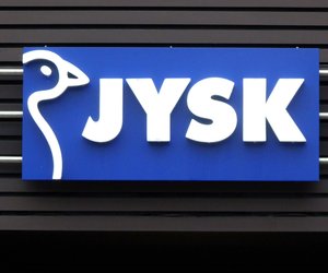 Für gemütliche Abende: Der Cord-Pouf von Jysk lädt zum Füßehochlegen oder Sitzen ein