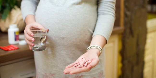 Vitalstoffe in der Schwangerschaft: Schwangere Frau mit Nahrungsergänzungsmitteln