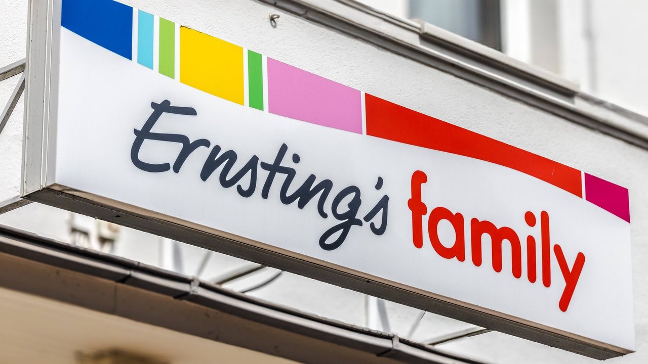 Ernsting's family hält viele Angebote für euch bereit – so auch diese Tischleuchte.