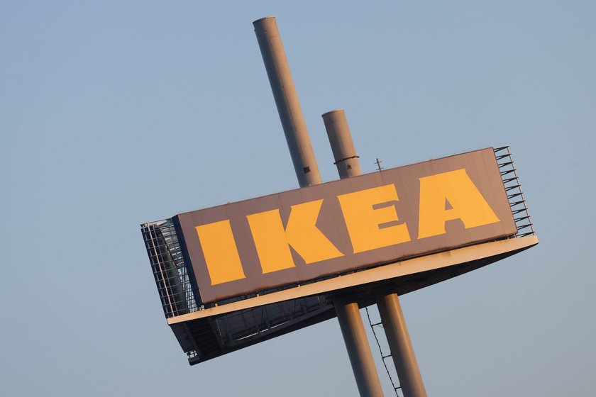 Die Ikea Filiale in Siegen. Der Turm mit Logo erscheint im Abendlicht.