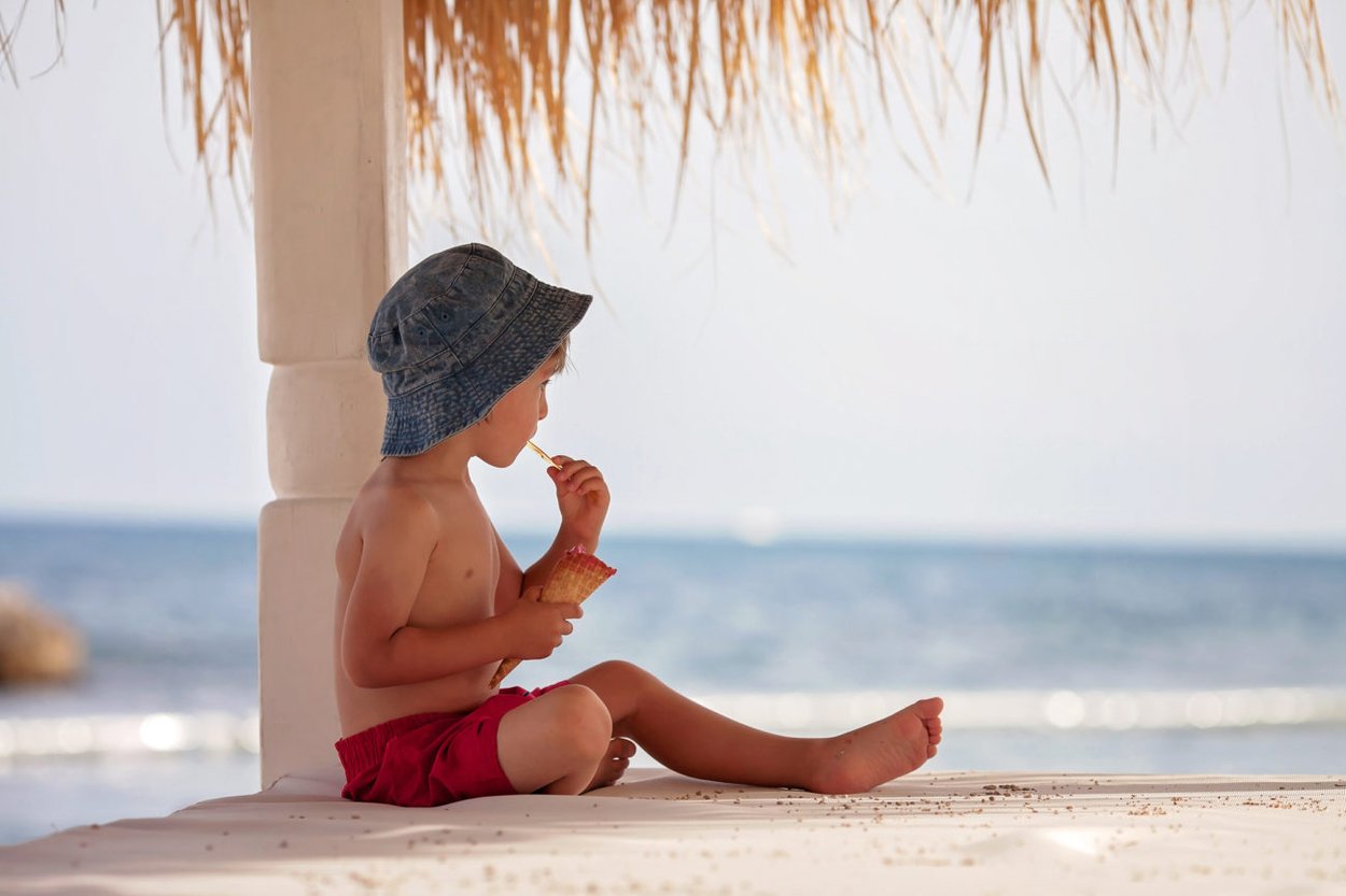 Kleinkind im Schatten Kleinkind im Schatten