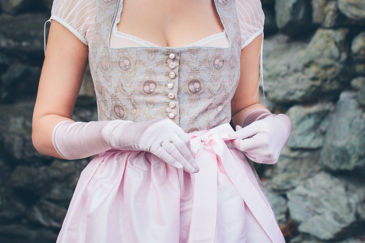 Dirndl-Schürze binden Dirndl-Schürze binden