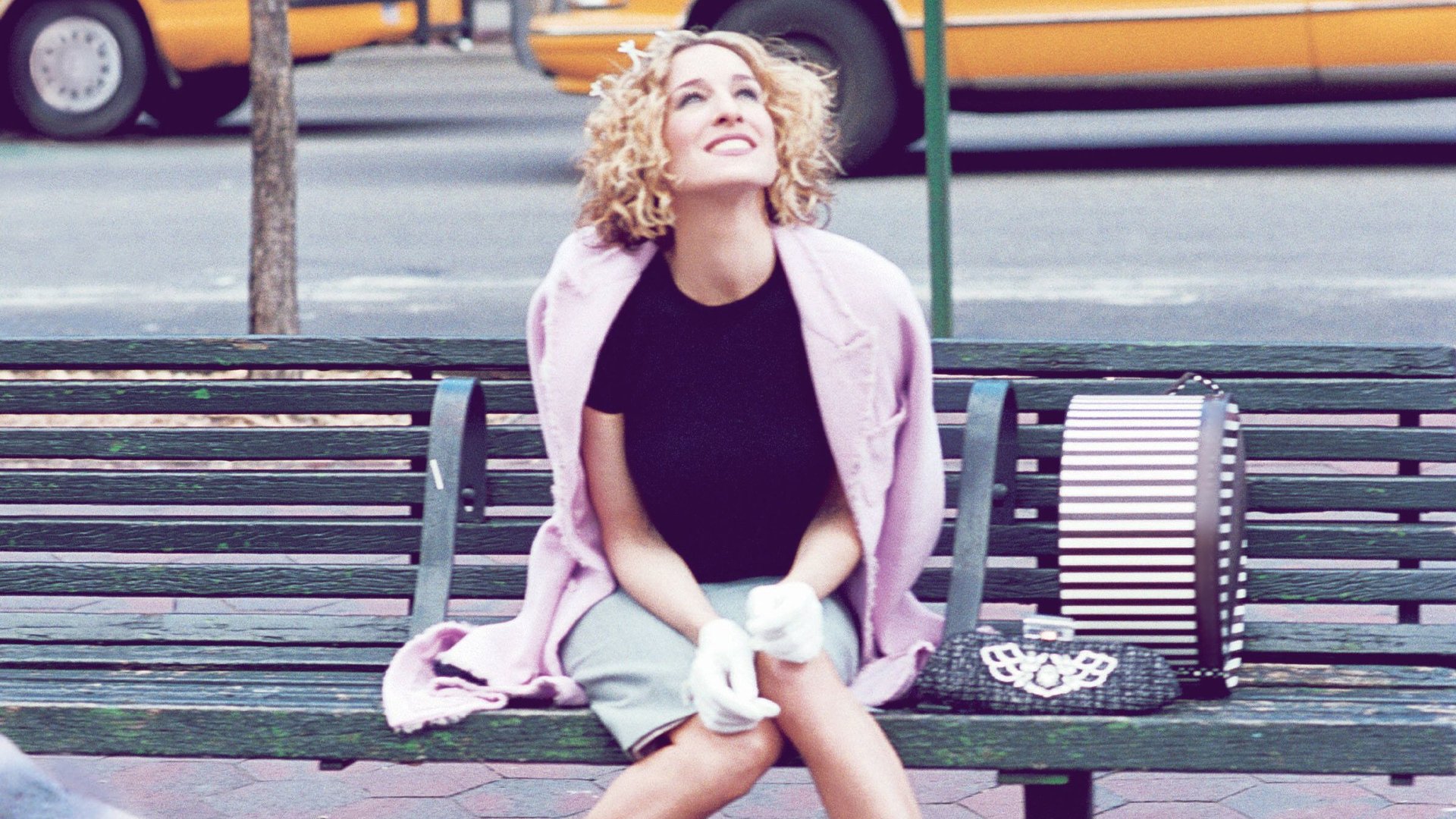Carrie-Bradshaw-Outfits-Die-10-sch-nsten-Styles-der-SATC-Ikone