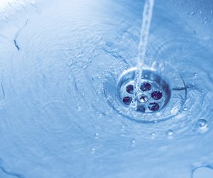 Achtung: Diese 5 Dinge solltest du niemals in den Abfluss kippen