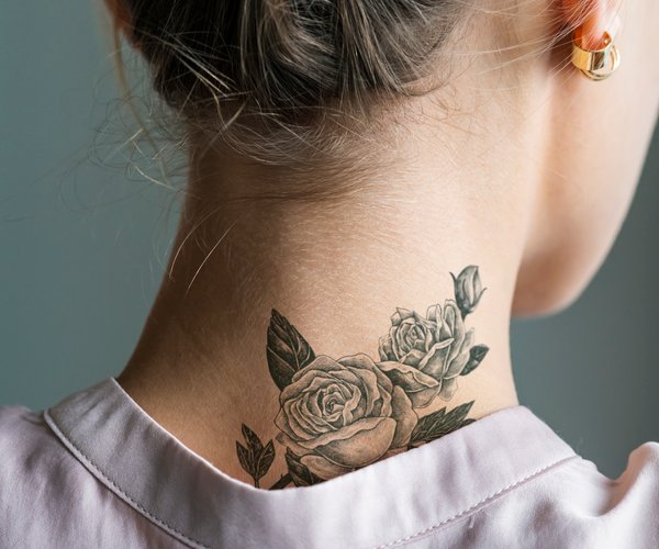 Tattoo Nacken Frau Blume
