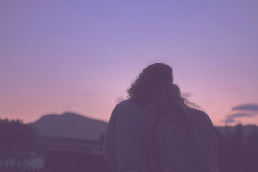 Paar vor dem Sonnenuntergang