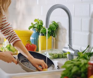 Pfanne reinigen: Die besten Hausmittel gegen Eingebranntes