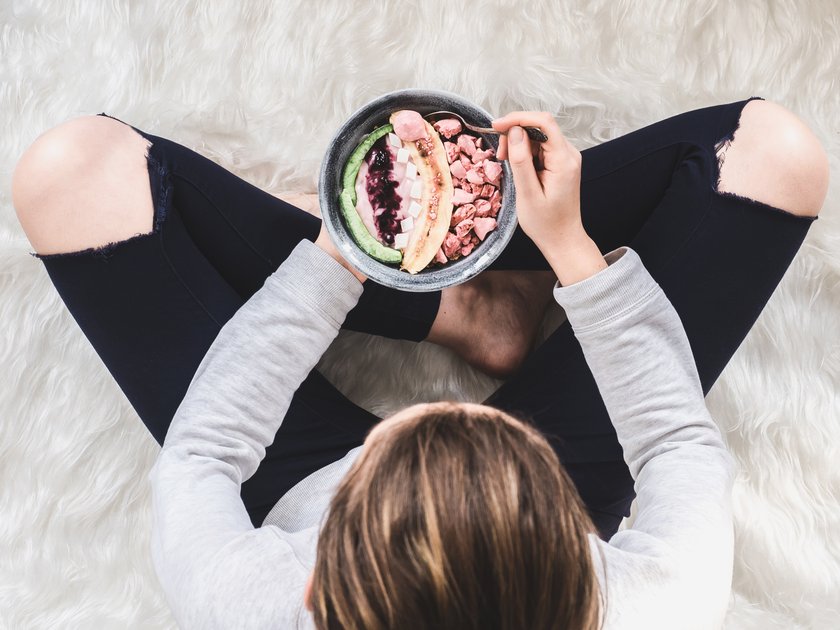 Nüsse in der Schwangerschaft: Frau isst Müsli-Bowl