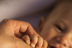 Baby, das nach einer Hand greift Baby, das nach einer Hand greift