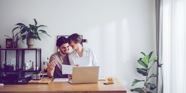Diese 4 Tipps verhindern, dass Geld in der Beziehung zum Streitthema wird