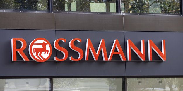 Bei Rossmann gibt es eine tolle Foundation mit Lichtschutzfaktor 15 für unter 4 Euro