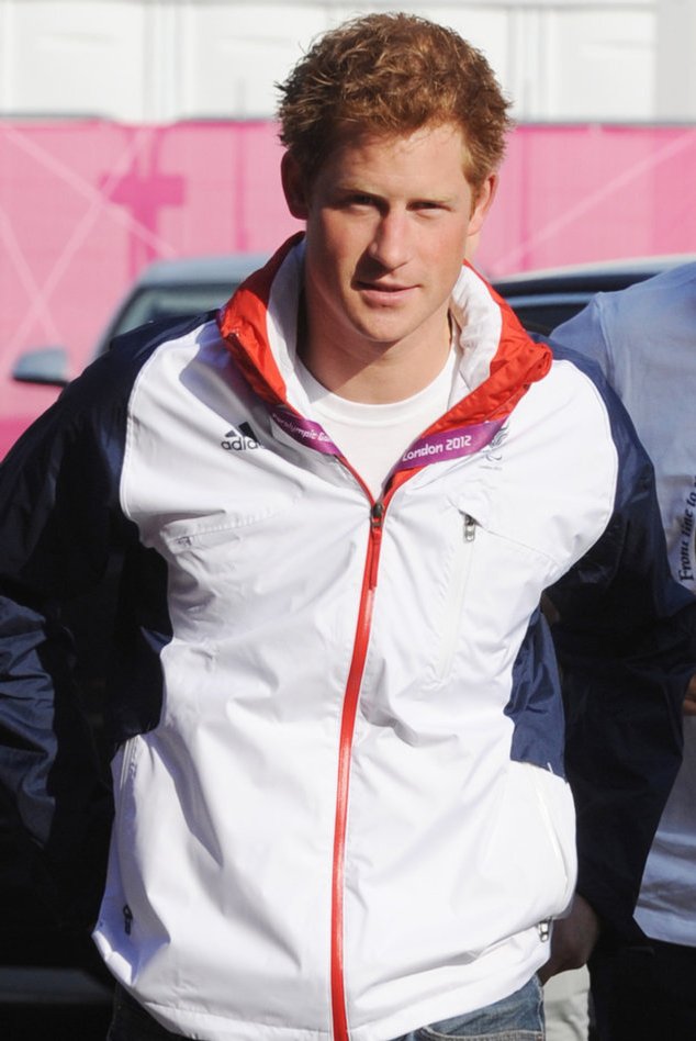 Prinz Harry ganz sportlich lässig Prinz Harry ganz sportlich lässig