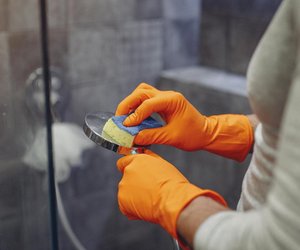 Hartnäckiger Kalk am Duschkopf? Mit diesem Hausmittel entkalkst du ihn schnell & leicht