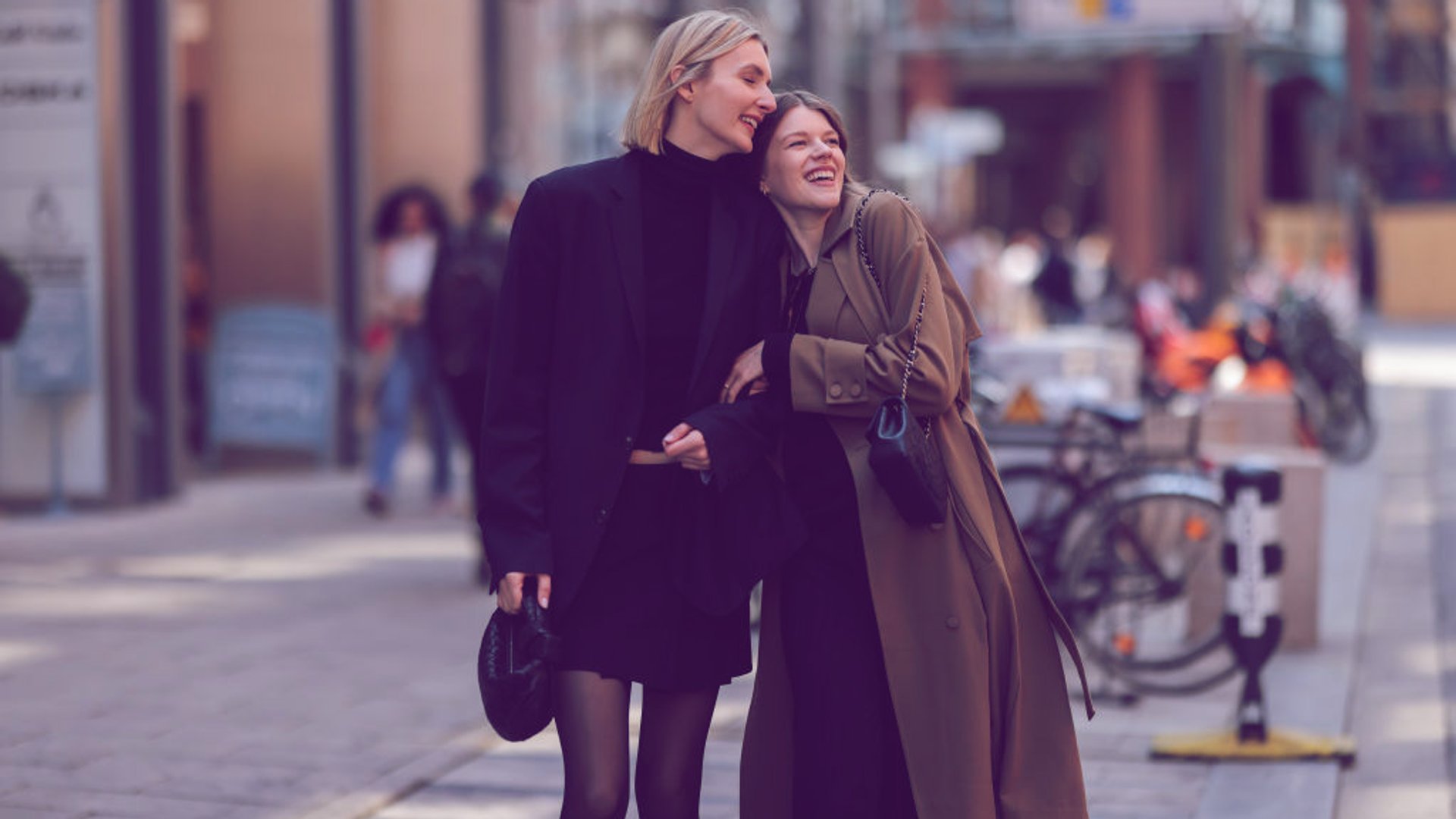 Der-Caramel-Cardigan-von-H-M-sieht-zehnmal-teurer-aus-als-er-ist-wegen-dieses-Details