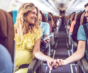 Schwanger fliegen: Wann ist es okay und wann sollte ich es lieber lassen?