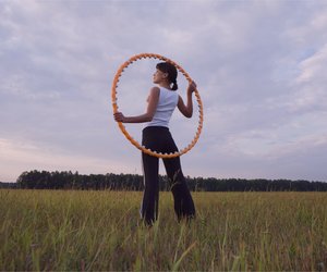 Für nur 19,99 Euro: Aldi verkauft einen smarten Fitnessreifen, der dein Training revolutioniert