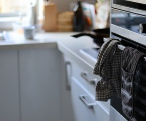 Küchentücher am Ofen? Darum solltest du es vermeiden!