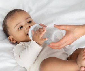 Reflux beim Baby: Symptome, Behandlung & einfache Tipps