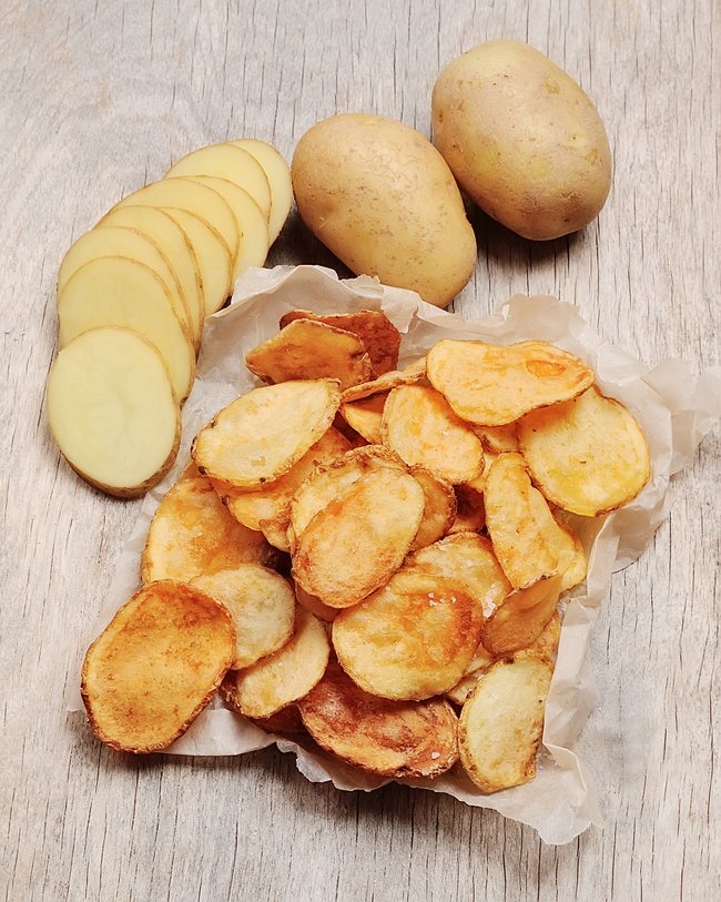 Die selbstgemachten Kartoffelchips aus der Mikrowelle schmecken herrlich kartoffelig und lassen sich beliebig würzen.