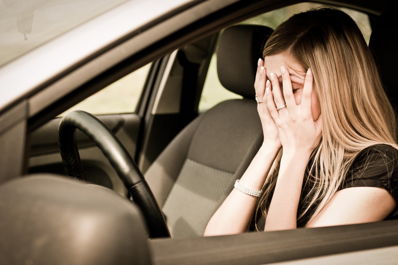 Frau hat Angst im Auto Frau hat Angst im Auto