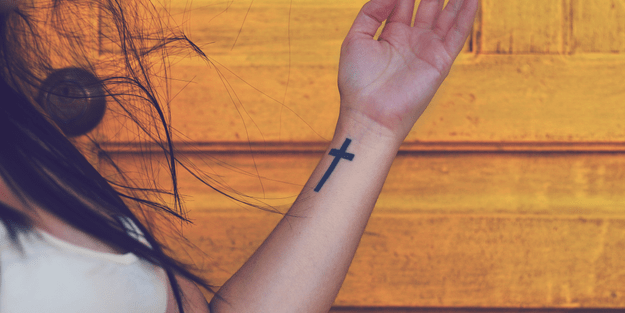 Kreuz-Tattoo: Diese Bedeutungen können hinter dem beliebten Motiv stecken