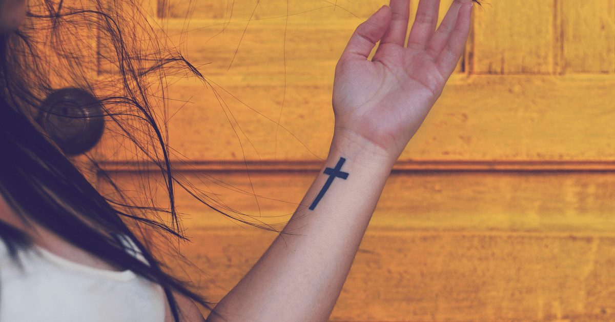 Kreuz tattoo am hals