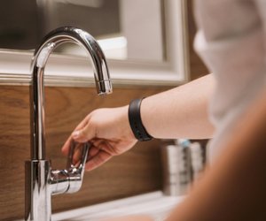 Waschbecken säubern: Diese Wundermittel gegen hartnäckige Flecken hast du garantiert zuhause