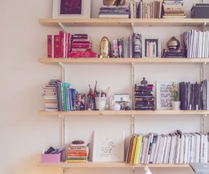 Was es über deine Persönlichkeit verrät, wenn du deine Bücher nach Farben sortierst