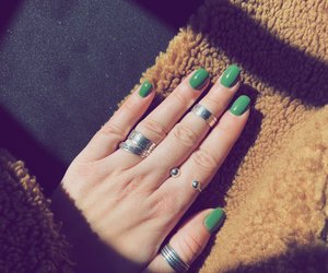 Nail-Trends für den Herbst: Mit diesen schönen Grüntönen setzt du gekonnte Akzente