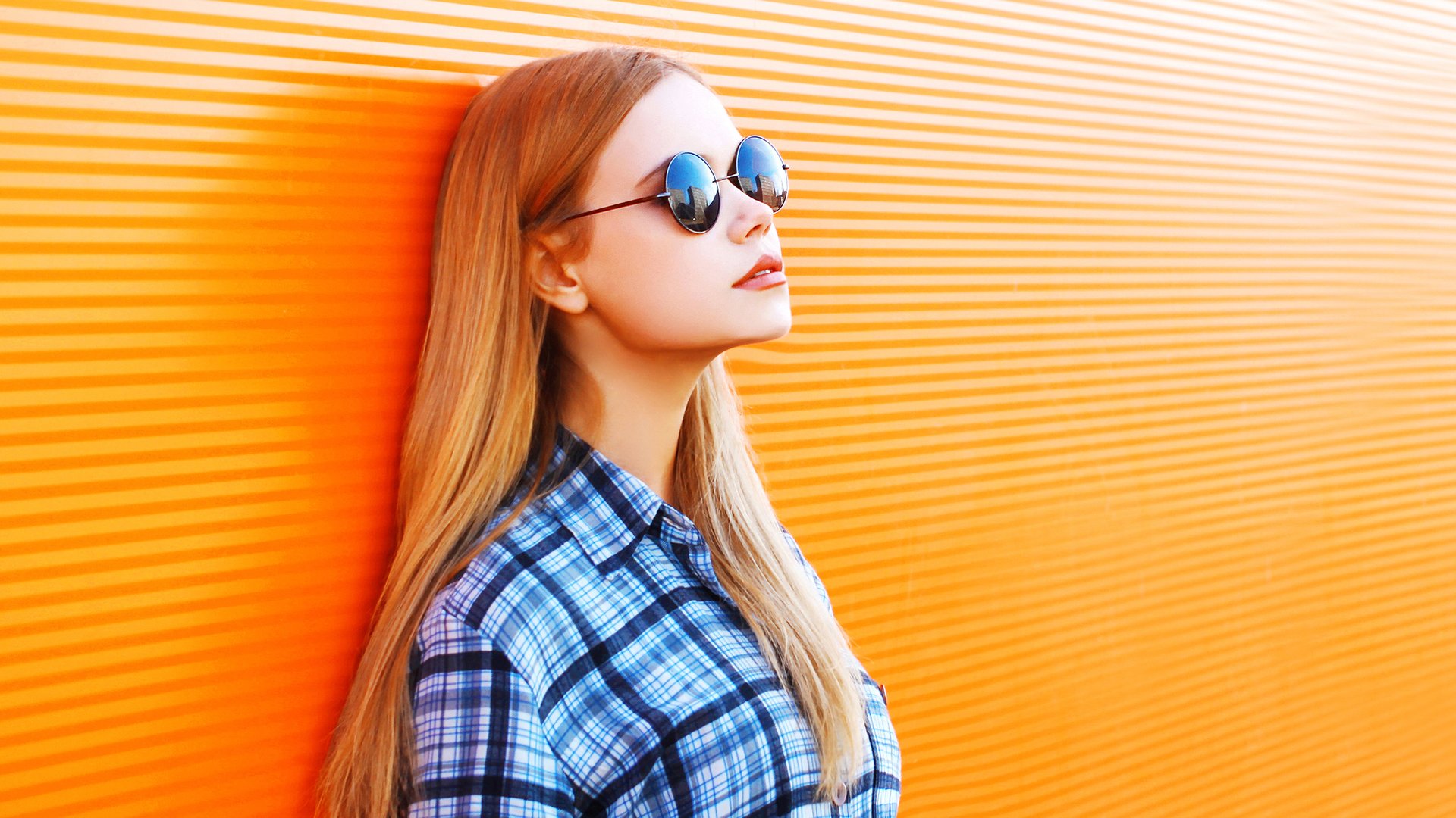 Von rot auf blond So kannst du rote Haare blond färben!