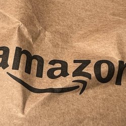 Dieser beigefarbene Stoffsessel von Amazon peppt dein Wohnzimmer auf