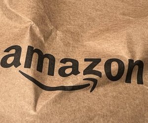 Stylischer Hingucker: Der beigefarbene Stoffsessel von Amazon, der dein Wohnzimmer aufpeppt