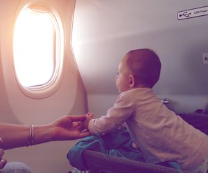 Fliegen mit Baby: Tipps zum Check-In und Druckausgleich im Flieger