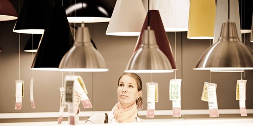Pepp dein Wohnzimmer auf: Mit dem Ikea-Hängeleuchtenschirm im skandinavischen Stil