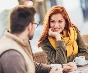 Psychologie: Wie der Pratfall-Effekt dich durch Fehler attraktiv wirken lässt