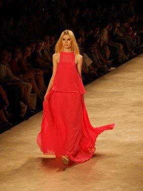 Bei der Berliner Fashion Week: Ein Traum in Rot. Bei der Berliner Fashion Week: Ein Traum in Rot.