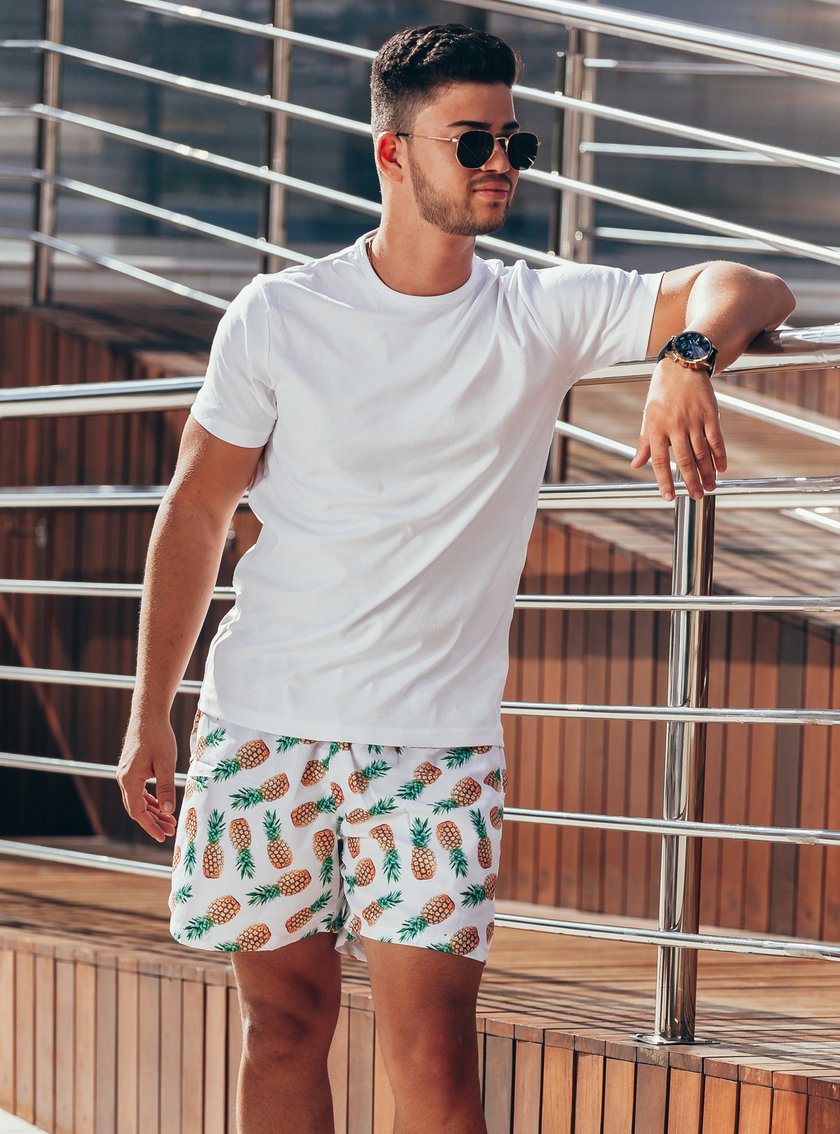 Mann in Ananas-Shorts