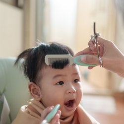 Erster Haarschnitt deines Babys: Ab wann es sinnvoll ist und worauf du achten solltest