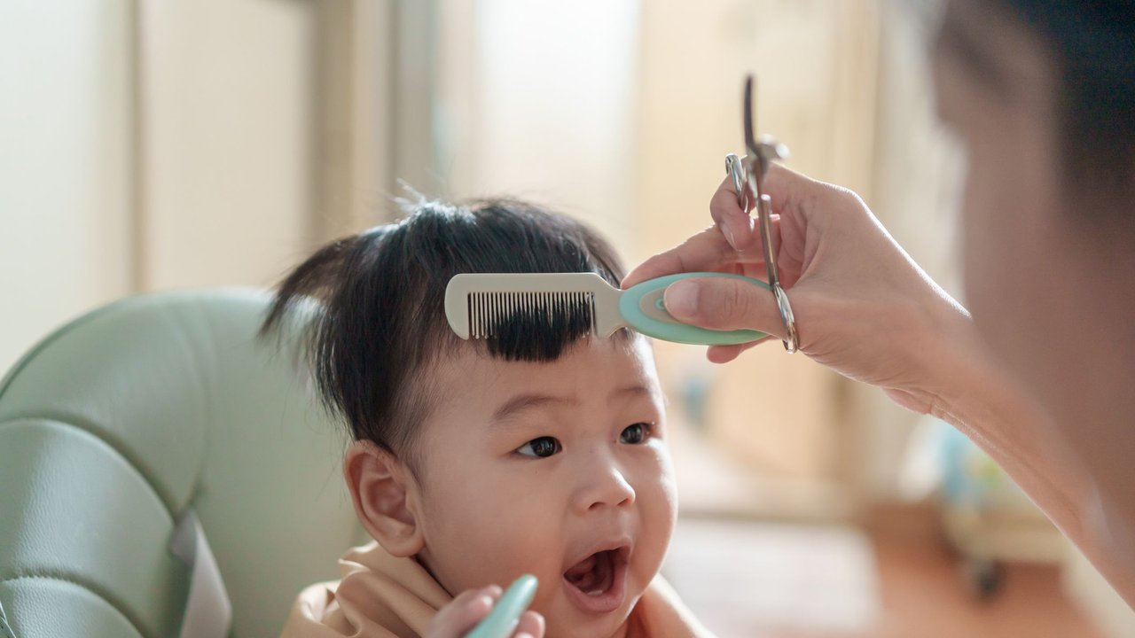 Erster Haarschnitt deines Babys: Ab wann es sinnvoll ist und worauf du achten solltest