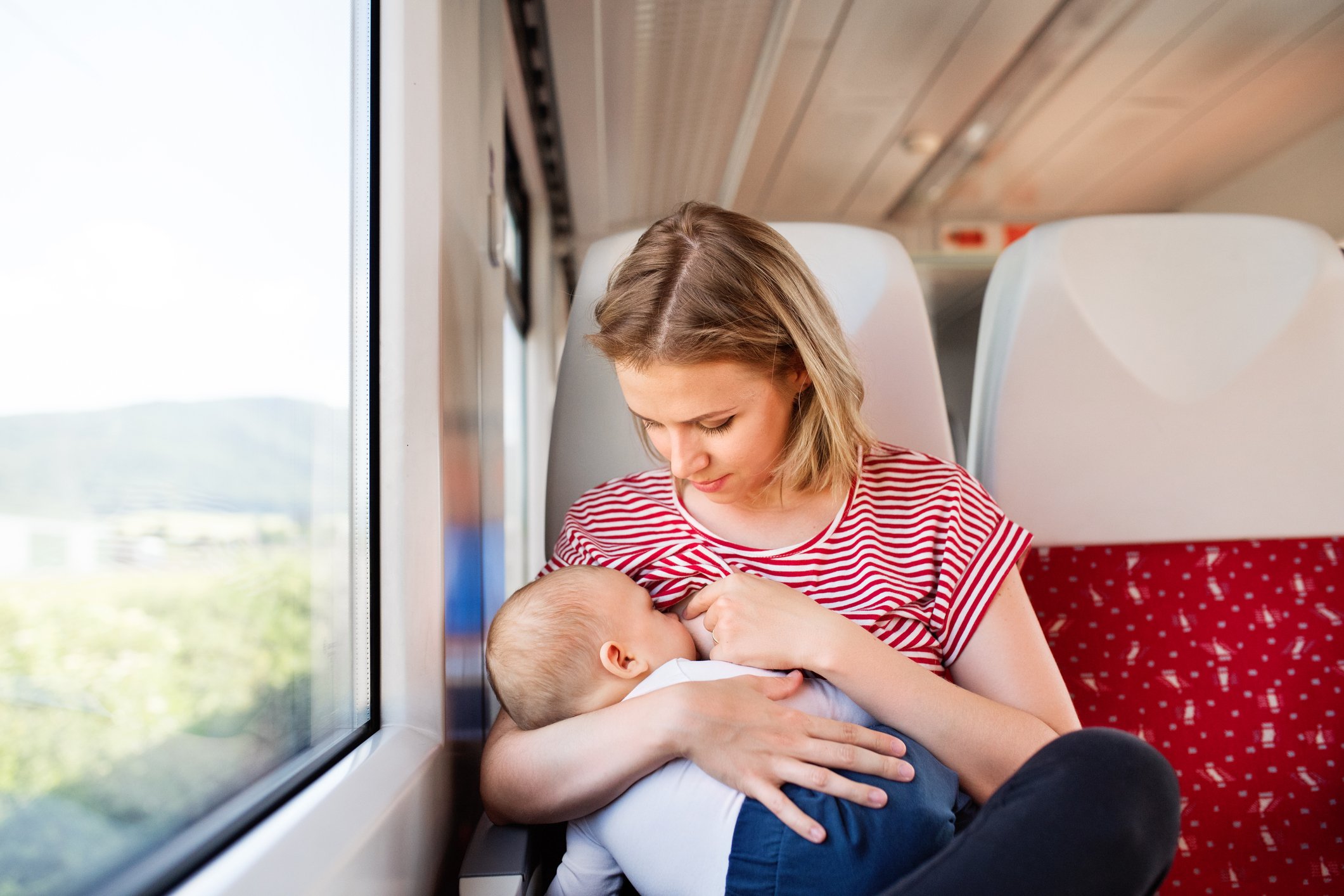 Mutter mit Baby im Zug
