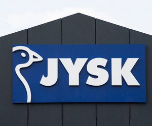 Ein Hauch von Luxus: Mit diesem beigefarbenen Sofa von Jysk wird dein Wohnzimmer zum Highlight