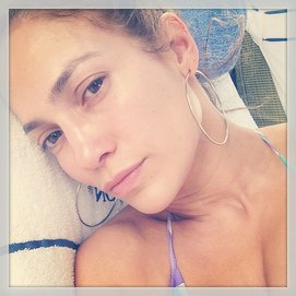 Jennifer Lopez relaxt am Pool
